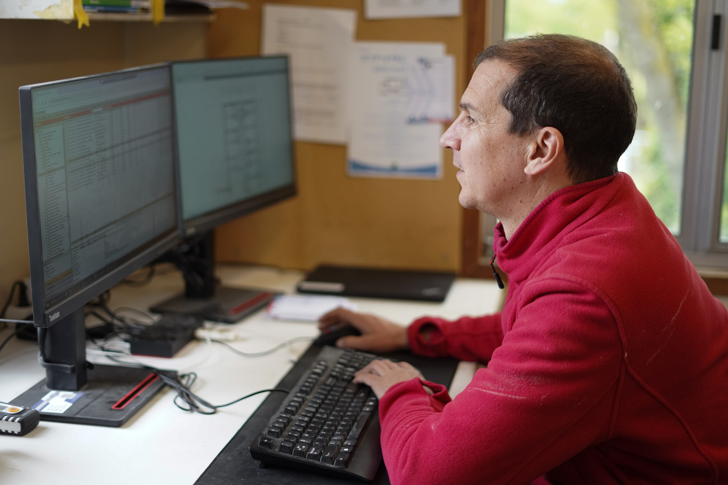 Uitvoerder achter computer DSC09015