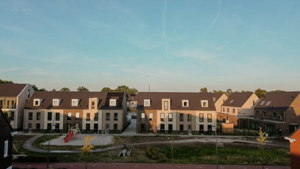De eerste woningen van ons