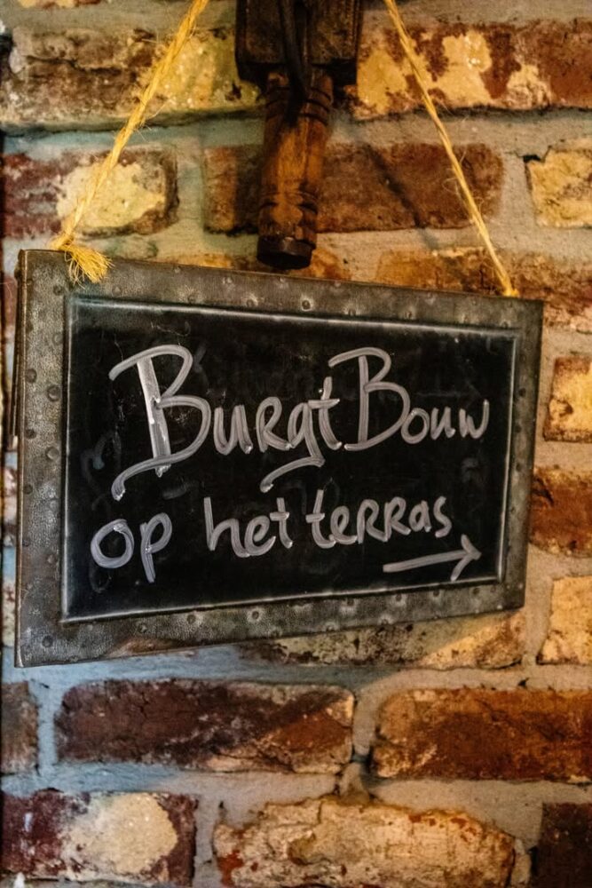 Bouwhelm af zonnebril op de